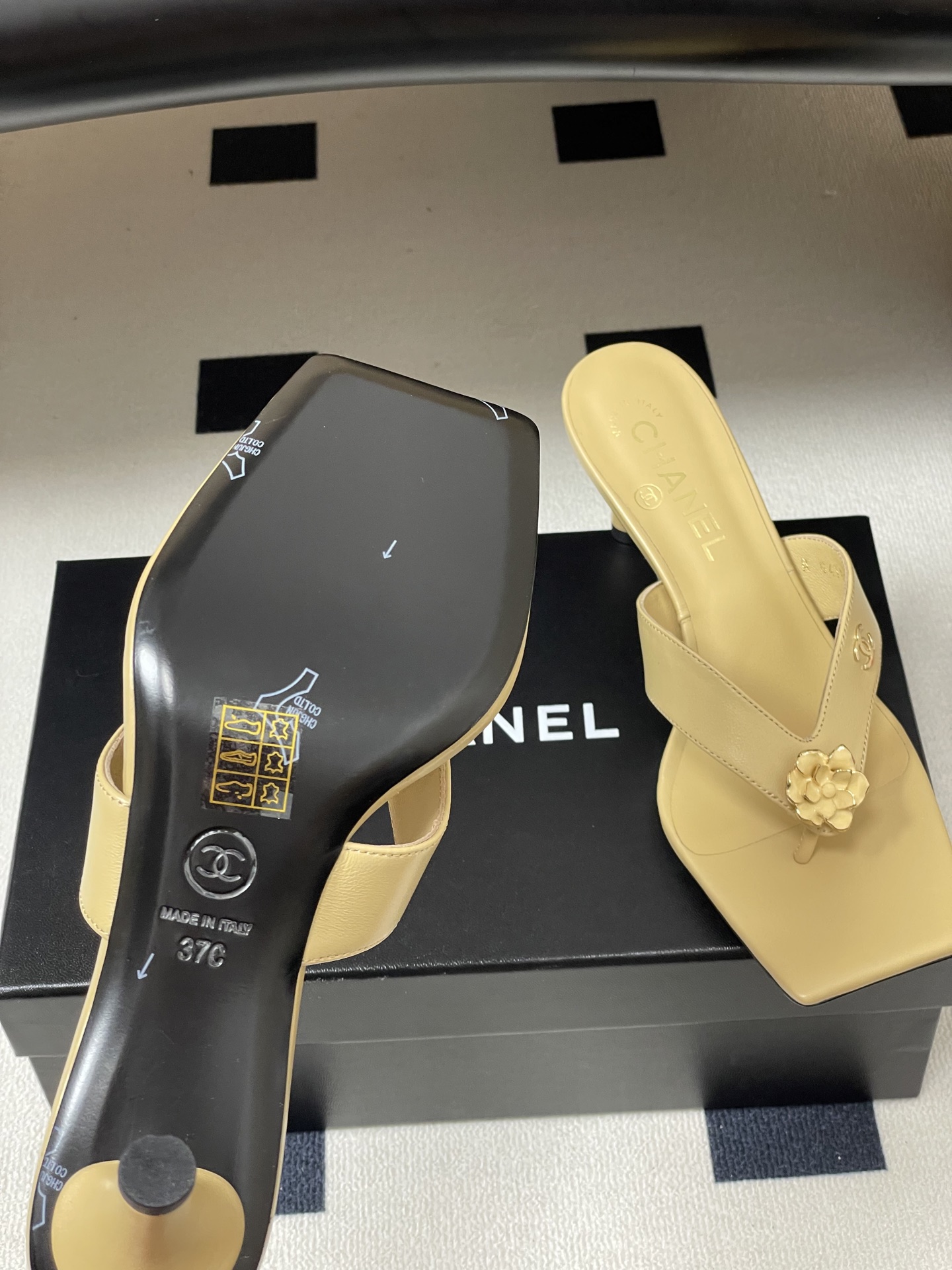 26Ss春夏新款Chanel 小香26最新走秀款 经典双C扣/山茶花人字拖鞋高跟凉拖鞋方头夹脚人字拖鞋细