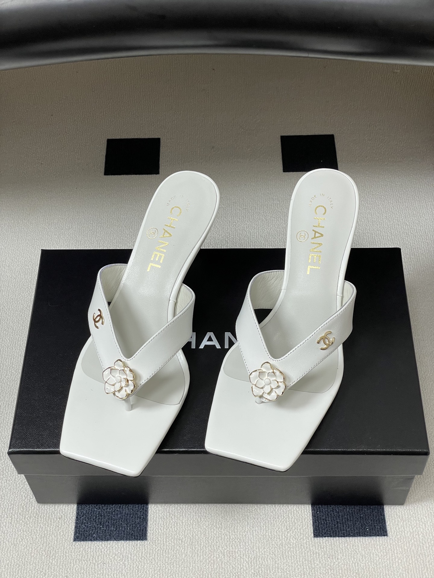 26Ss春夏新款Chanel 小香26最新走秀款 经典双C扣/山茶花人字拖鞋高跟凉拖鞋方头夹脚人字拖鞋细 26Ss春夏新款Chanel 小香26最新走秀款 经典双C扣/山茶花人字拖鞋高跟凉拖鞋方头夹脚人字拖鞋细