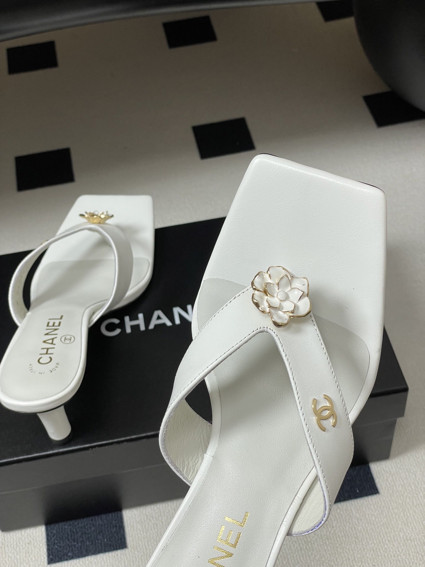 26Ss春夏新款Chanel 小香26最新走秀款 经典双C扣/山茶花人字拖鞋高跟凉拖鞋方头夹脚人字拖鞋细 26Ss春夏新款Chanel 小香26最新走秀款 经典双C扣/山茶花人字拖鞋高跟凉拖鞋方头夹脚人字拖鞋细
