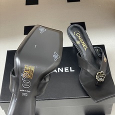 26Ss春夏新款Chanel 小香26最新走秀款 经典双C扣/山茶花人字拖鞋高跟凉拖鞋方头夹脚人字拖鞋细 26Ss春夏新款Chanel 小香26最新走秀款 经典双C扣/山茶花人字拖鞋高跟凉拖鞋方头夹脚人字拖鞋细