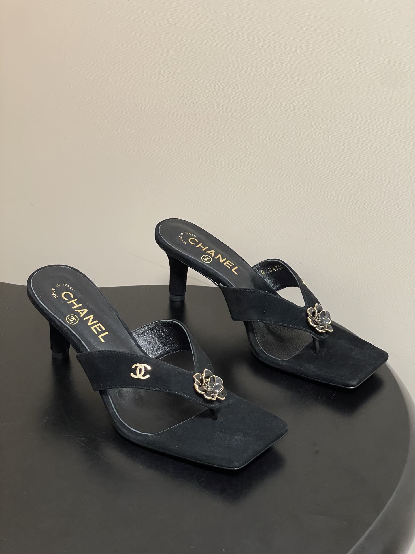 NO:875490,- 26Ss spring and summer new model Chanel Xiaoxiang 26 latest catwalk style classic double C buckle/camellia flip-flops high-heeled sandals square toe flip-flops stiletto sandals C family classic camellia design, gentle style is completely mastered!  Flip-flops are a must-have item for summer, making your feet lazy and comfortable!  Each petal is handmade from leather, and the material is unambiguous and pays great attention to texture details. The upper is cowhide/sheepskin/sheepskin, the lining is sheepskin, the heel height is 6cm, the sole is Italian genuine leather, the size is 35-39 (40.41 is custom-made and non-returnable), split-toe shoes, chanel, chanel, slippers, cowhide, sheepskin, sheep, Leather soles19860909- 26Ss春夏新款Chanel 小香26最新走秀款 经典双C扣/山茶花人字拖鞋高跟凉拖鞋方头夹脚人字拖鞋细跟凉拖鞋 C家经典山茶花设计,温柔风一整个拿捏了！夏天该有的气息 人字拖必备单品,上脚慵懒舒适！ 每一片花瓣都是皮革手工制作,对于材质毫不含糊,非常注重质感细节的一款. 鞋面牛皮/羊皮/羊猄皮 内里垫脚羊皮 跟高6cm 鞋底意大利真皮大底 码数35-39（40.41定做不退换）,分趾鞋,chanel,chanel,slippers,cowhide,sheepskin,sheep,Leather soles,Women's Shoes