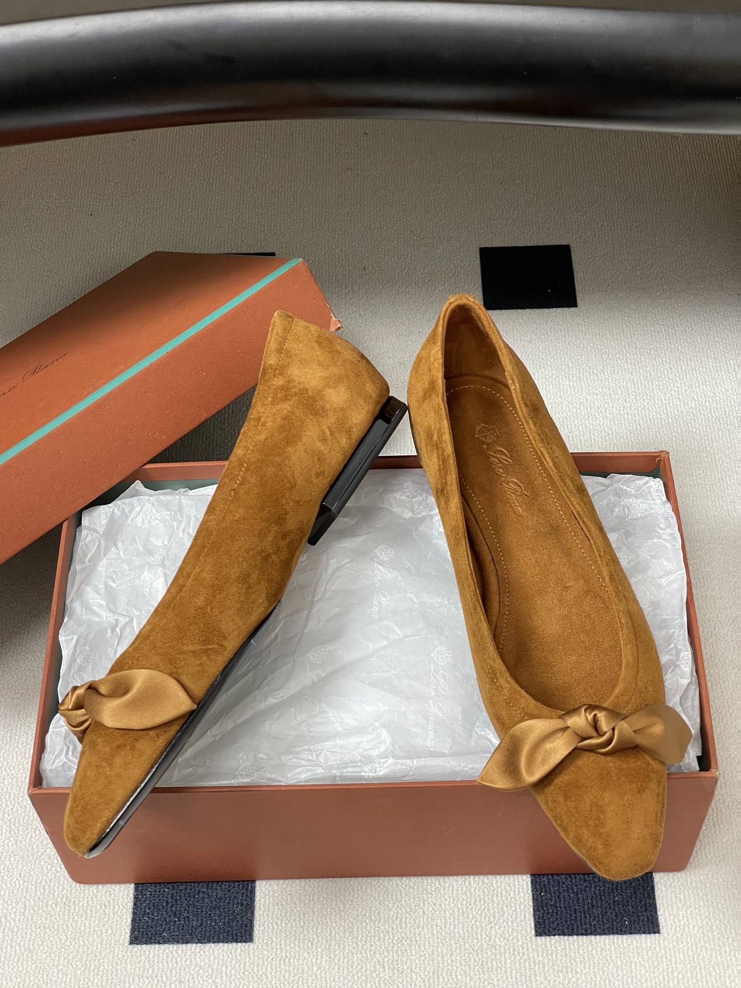 Loro Piana 诺悠翩雅 LP 春夏新款 Primula蝴蝶结平底芭蕾舞鞋麂皮老钱风复古浅口单鞋这 Loro Piana 诺悠翩雅 LP 春夏新款 Primula蝴蝶结平底芭蕾舞鞋麂皮老钱风复古浅口单鞋这