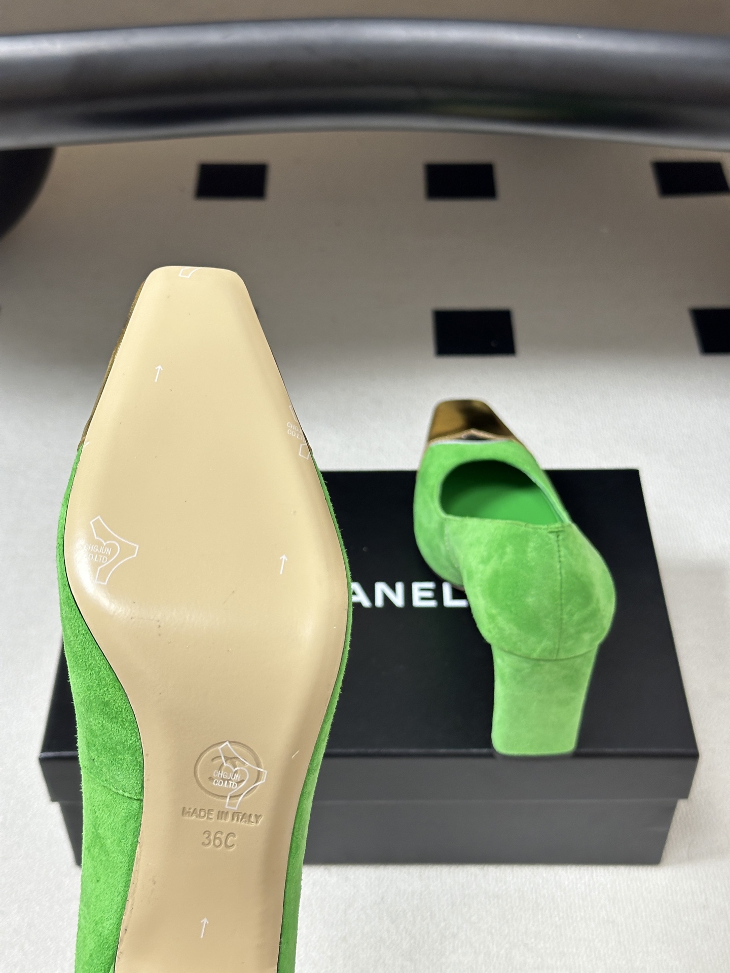 2026春夏新款 Chanel 小香走秀款 小方头金头高跟鞋复古风浅口粗高跟单鞋鞋头的金属色是品牌最具辨 2026春夏新款 Chanel 小香走秀款 小方头金头高跟鞋复古风浅口粗高跟单鞋鞋头的金属色是品牌最具辨