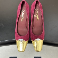 2026春夏新款 Chanel 小香走秀款 小方头金头高跟鞋复古风浅口粗高跟单鞋鞋头的金属色是品牌最具辨 2026春夏新款 Chanel 小香走秀款 小方头金头高跟鞋复古风浅口粗高跟单鞋鞋头的金属色是品牌最具辨