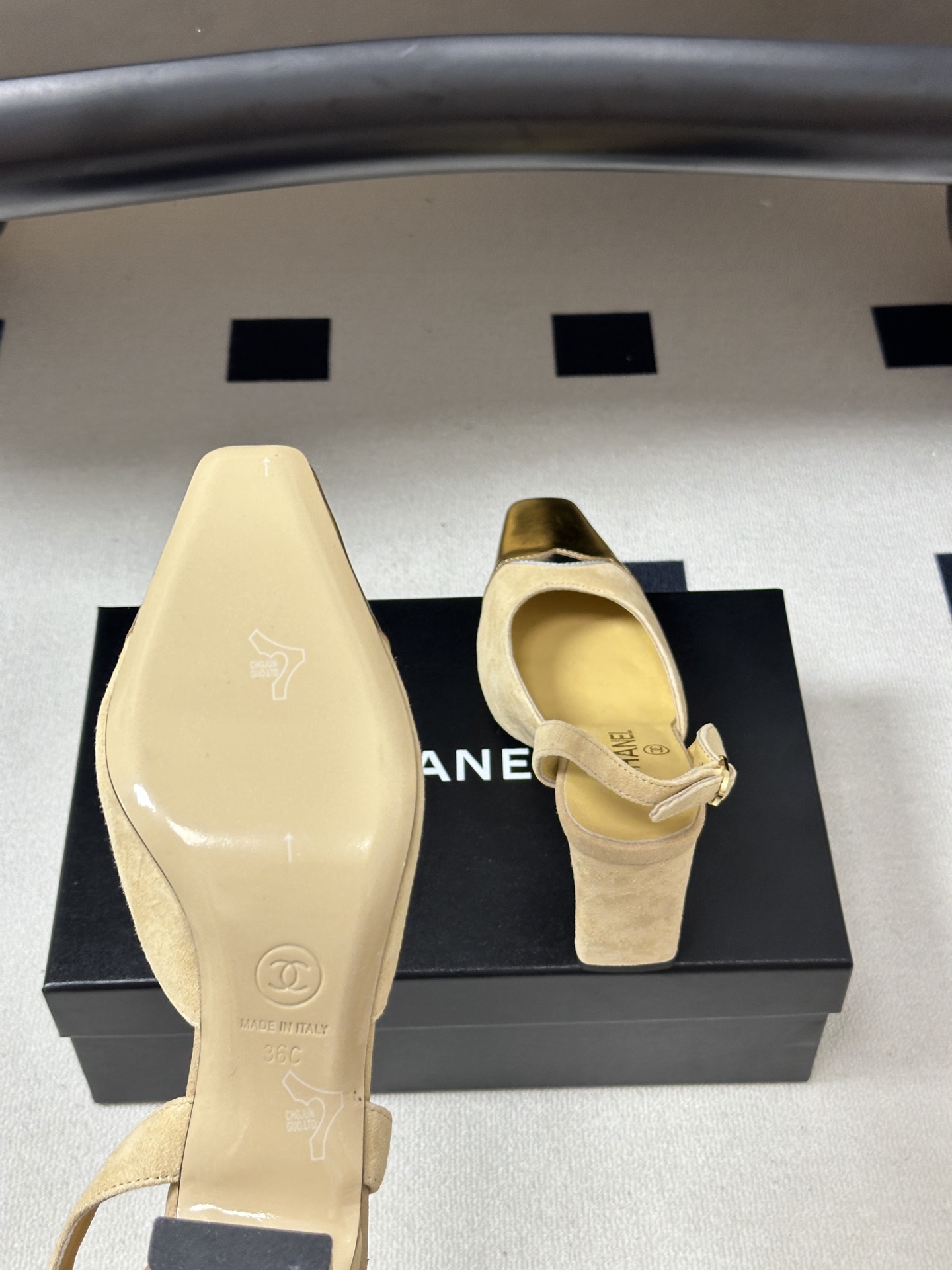 2026春夏新款 Chanel 小香走秀款 小方头金头高跟凉鞋复古风浅口粗高跟单鞋鞋头的金属色是品牌最具 2026春夏新款 Chanel 小香走秀款 小方头金头高跟凉鞋复古风浅口粗高跟单鞋鞋头的金属色是品牌最具
