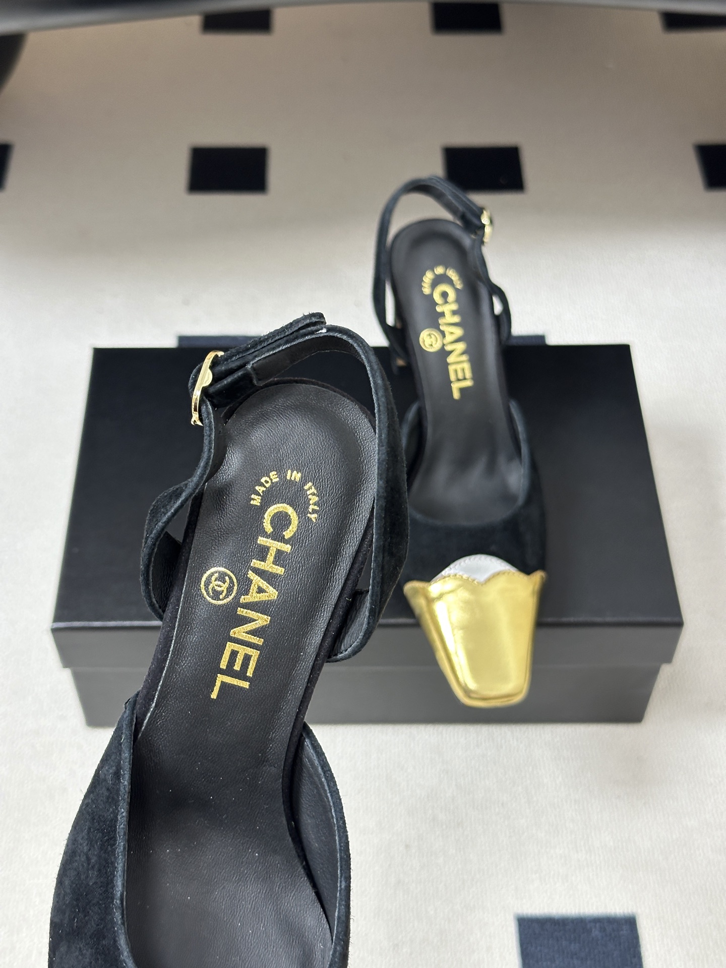 2026春夏新款 Chanel 小香走秀款 小方头金头高跟凉鞋复古风浅口粗高跟单鞋鞋头的金属色是品牌最具