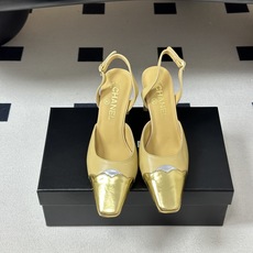 2026春夏新款 Chanel 小香走秀款 小方头金头高跟凉鞋复古风浅口粗高跟单鞋鞋头的金属色是品牌最具 2026春夏新款 Chanel 小香走秀款 小方头金头高跟凉鞋复古风浅口粗高跟单鞋鞋头的金属色是品牌最具
