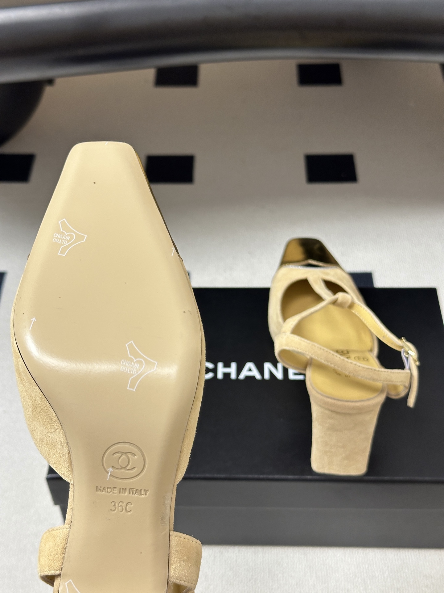 2026春夏新款 Chanel 小香走秀款 小方头金头高跟凉鞋复古风浅口粗高跟单鞋鞋头的金属色是品牌最具