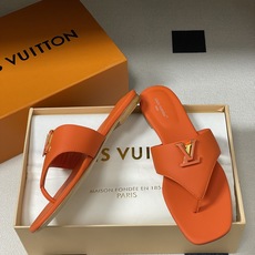26ss春夏新款 LOUIS VUITTON 路易威登 LV 经典字母扣夹趾人字拖鞋夹脚凉拖鞋LV这款方 26ss春夏新款 LOUIS VUITTON 路易威登 LV 经典字母扣夹趾人字拖鞋夹脚凉拖鞋LV这款方