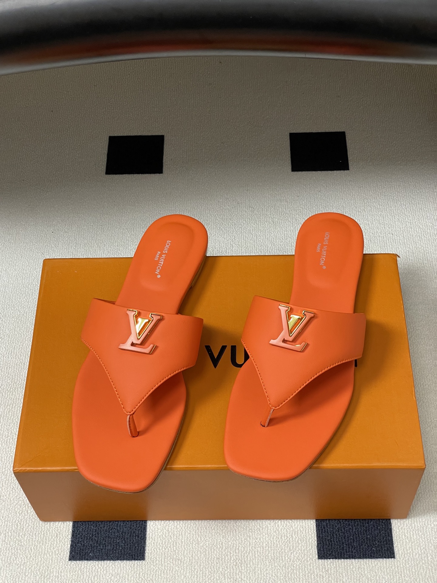 26ss春夏新款 LOUIS VUITTON 路易威登 LV 经典字母扣夹趾人字拖鞋夹脚凉拖鞋LV这款方 26ss春夏新款 LOUIS VUITTON 路易威登 LV 经典字母扣夹趾人字拖鞋夹脚凉拖鞋LV这款方