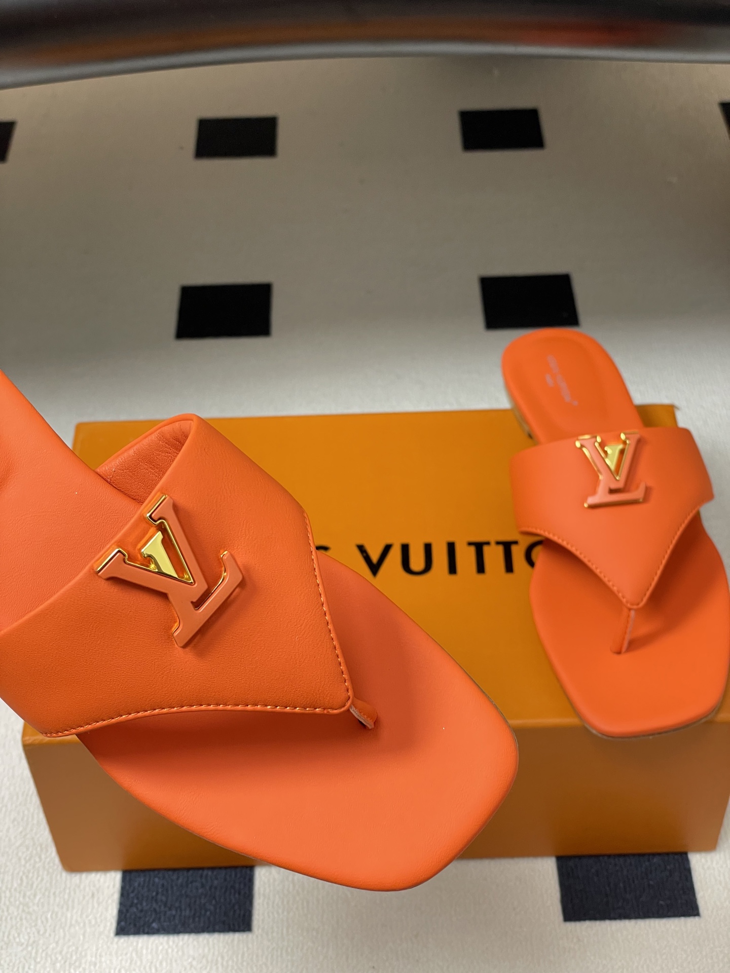 26ss春夏新款 LOUIS VUITTON 路易威登 LV 经典字母扣夹趾人字拖鞋夹脚凉拖鞋LV这款方 26ss春夏新款 LOUIS VUITTON 路易威登 LV 经典字母扣夹趾人字拖鞋夹脚凉拖鞋LV这款方