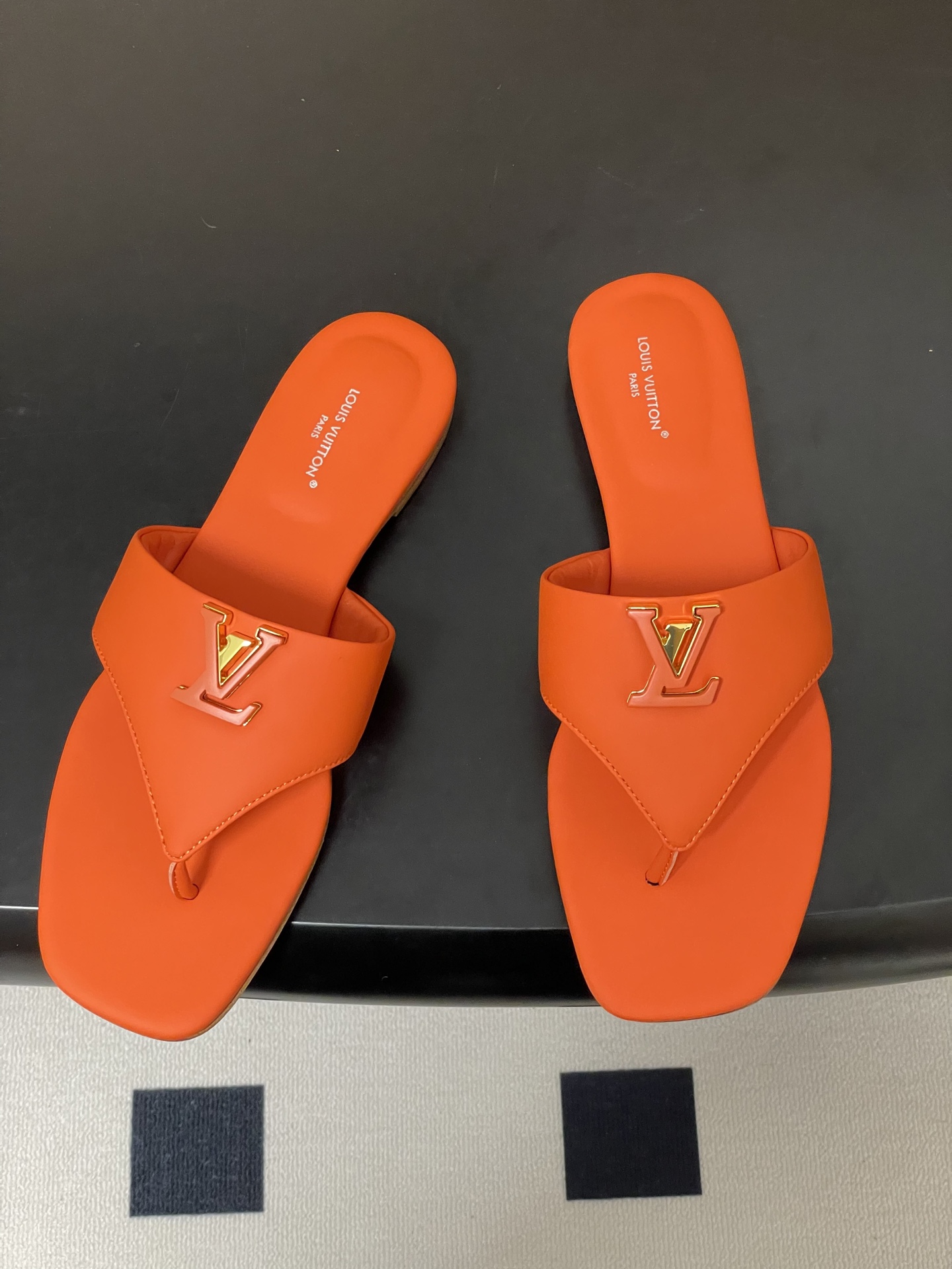 26ss春夏新款 LOUIS VUITTON 路易威登 LV 经典字母扣夹趾人字拖鞋夹脚凉拖鞋LV这款方 26ss春夏新款 LOUIS VUITTON 路易威登 LV 经典字母扣夹趾人字拖鞋夹脚凉拖鞋LV这款方