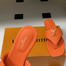 26ss春夏新款 LOUIS VUITTON 路易威登 LV 经典字母扣夹趾人字拖鞋夹脚凉拖鞋LV这款方 26ss春夏新款 LOUIS VUITTON 路易威登 LV 经典字母扣夹趾人字拖鞋夹脚凉拖鞋LV这款方