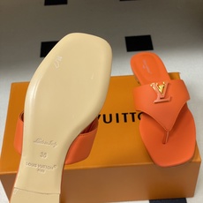 26ss春夏新款 LOUIS VUITTON 路易威登 LV 经典字母扣夹趾人字拖鞋夹脚凉拖鞋LV这款方 26ss春夏新款 LOUIS VUITTON 路易威登 LV 经典字母扣夹趾人字拖鞋夹脚凉拖鞋LV这款方
