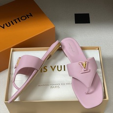 26ss春夏新款 LOUIS VUITTON 路易威登 LV 经典字母扣夹趾人字拖鞋夹脚凉拖鞋LV这款方 26ss春夏新款 LOUIS VUITTON 路易威登 LV 经典字母扣夹趾人字拖鞋夹脚凉拖鞋LV这款方