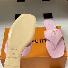 26ss春夏新款 LOUIS VUITTON 路易威登 LV 经典字母扣夹趾人字拖鞋夹脚凉拖鞋LV这款方 26ss春夏新款 LOUIS VUITTON 路易威登 LV 经典字母扣夹趾人字拖鞋夹脚凉拖鞋LV这款方