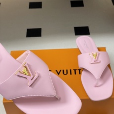 26ss春夏新款 LOUIS VUITTON 路易威登 LV 经典字母扣夹趾人字拖鞋夹脚凉拖鞋LV这款方 26ss春夏新款 LOUIS VUITTON 路易威登 LV 经典字母扣夹趾人字拖鞋夹脚凉拖鞋LV这款方