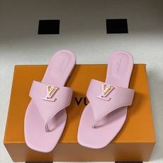 26ss春夏新款 LOUIS VUITTON 路易威登 LV 经典字母扣夹趾人字拖鞋夹脚凉拖鞋LV这款方 26ss春夏新款 LOUIS VUITTON 路易威登 LV 经典字母扣夹趾人字拖鞋夹脚凉拖鞋LV这款方