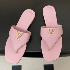 26ss春夏新款 LOUIS VUITTON 路易威登 LV 经典字母扣夹趾人字拖鞋夹脚凉拖鞋LV这款方 26ss春夏新款 LOUIS VUITTON 路易威登 LV 经典字母扣夹趾人字拖鞋夹脚凉拖鞋LV这款方