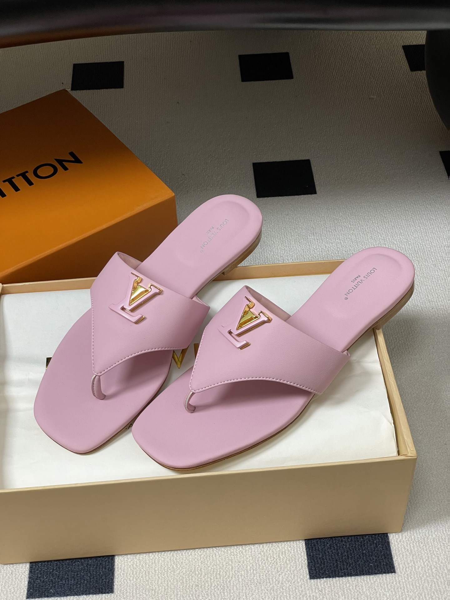 26ss春夏新款 LOUIS VUITTON 路易威登 LV 经典字母扣夹趾人字拖鞋夹脚凉拖鞋LV这款方 26ss春夏新款 LOUIS VUITTON 路易威登 LV 经典字母扣夹趾人字拖鞋夹脚凉拖鞋LV这款方