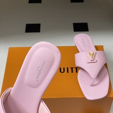 26ss春夏新款 LOUIS VUITTON 路易威登 LV 经典字母扣夹趾人字拖鞋夹脚凉拖鞋LV这款方 26ss春夏新款 LOUIS VUITTON 路易威登 LV 经典字母扣夹趾人字拖鞋夹脚凉拖鞋LV这款方