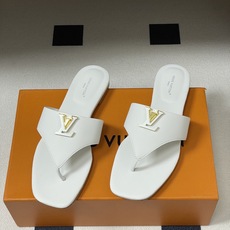 26ss春夏新款 LOUIS VUITTON 路易威登 LV 经典字母扣夹趾人字拖鞋夹脚凉拖鞋LV这款方 26ss春夏新款 LOUIS VUITTON 路易威登 LV 经典字母扣夹趾人字拖鞋夹脚凉拖鞋LV这款方