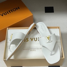 26ss春夏新款 LOUIS VUITTON 路易威登 LV 经典字母扣夹趾人字拖鞋夹脚凉拖鞋LV这款方 26ss春夏新款 LOUIS VUITTON 路易威登 LV 经典字母扣夹趾人字拖鞋夹脚凉拖鞋LV这款方