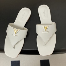 26ss春夏新款 LOUIS VUITTON 路易威登 LV 经典字母扣夹趾人字拖鞋夹脚凉拖鞋LV这款方 26ss春夏新款 LOUIS VUITTON 路易威登 LV 经典字母扣夹趾人字拖鞋夹脚凉拖鞋LV这款方
