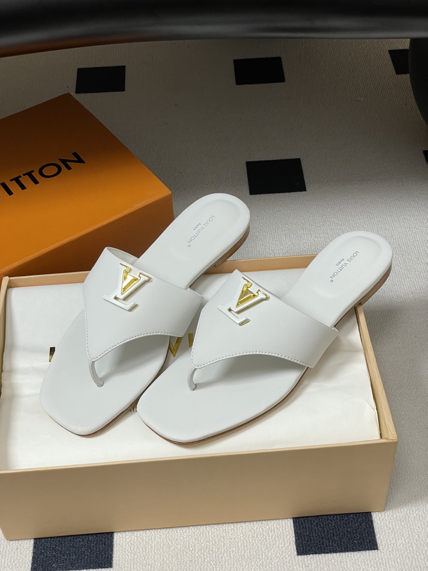 26ss春夏新款 LOUIS VUITTON 路易威登 LV 经典字母扣夹趾人字拖鞋夹脚凉拖鞋LV这款方 26ss春夏新款 LOUIS VUITTON 路易威登 LV 经典字母扣夹趾人字拖鞋夹脚凉拖鞋LV这款方