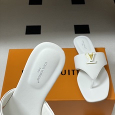 26ss春夏新款 LOUIS VUITTON 路易威登 LV 经典字母扣夹趾人字拖鞋夹脚凉拖鞋LV这款方 26ss春夏新款 LOUIS VUITTON 路易威登 LV 经典字母扣夹趾人字拖鞋夹脚凉拖鞋LV这款方