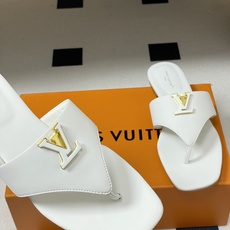 26ss春夏新款 LOUIS VUITTON 路易威登 LV 经典字母扣夹趾人字拖鞋夹脚凉拖鞋LV这款方 26ss春夏新款 LOUIS VUITTON 路易威登 LV 经典字母扣夹趾人字拖鞋夹脚凉拖鞋LV这款方
