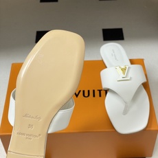 26ss春夏新款 LOUIS VUITTON 路易威登 LV 经典字母扣夹趾人字拖鞋夹脚凉拖鞋LV这款方 26ss春夏新款 LOUIS VUITTON 路易威登 LV 经典字母扣夹趾人字拖鞋夹脚凉拖鞋LV这款方