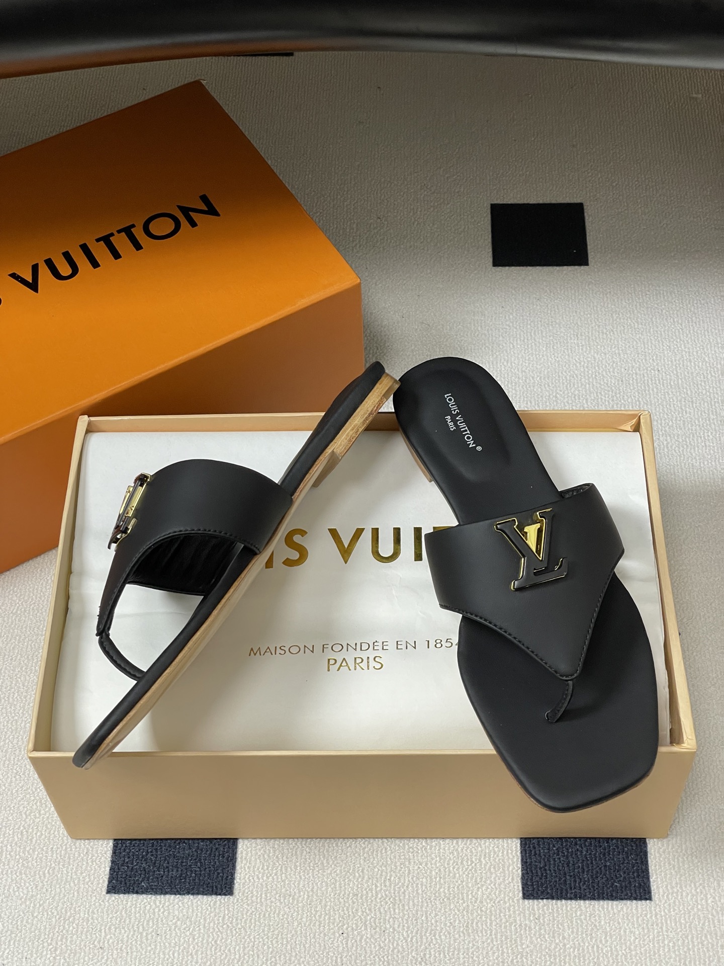 26ss春夏新款 LOUIS VUITTON 路易威登 LV 经典字母扣夹趾人字拖鞋夹脚凉拖鞋LV这款方 26ss春夏新款 LOUIS VUITTON 路易威登 LV 经典字母扣夹趾人字拖鞋夹脚凉拖鞋LV这款方