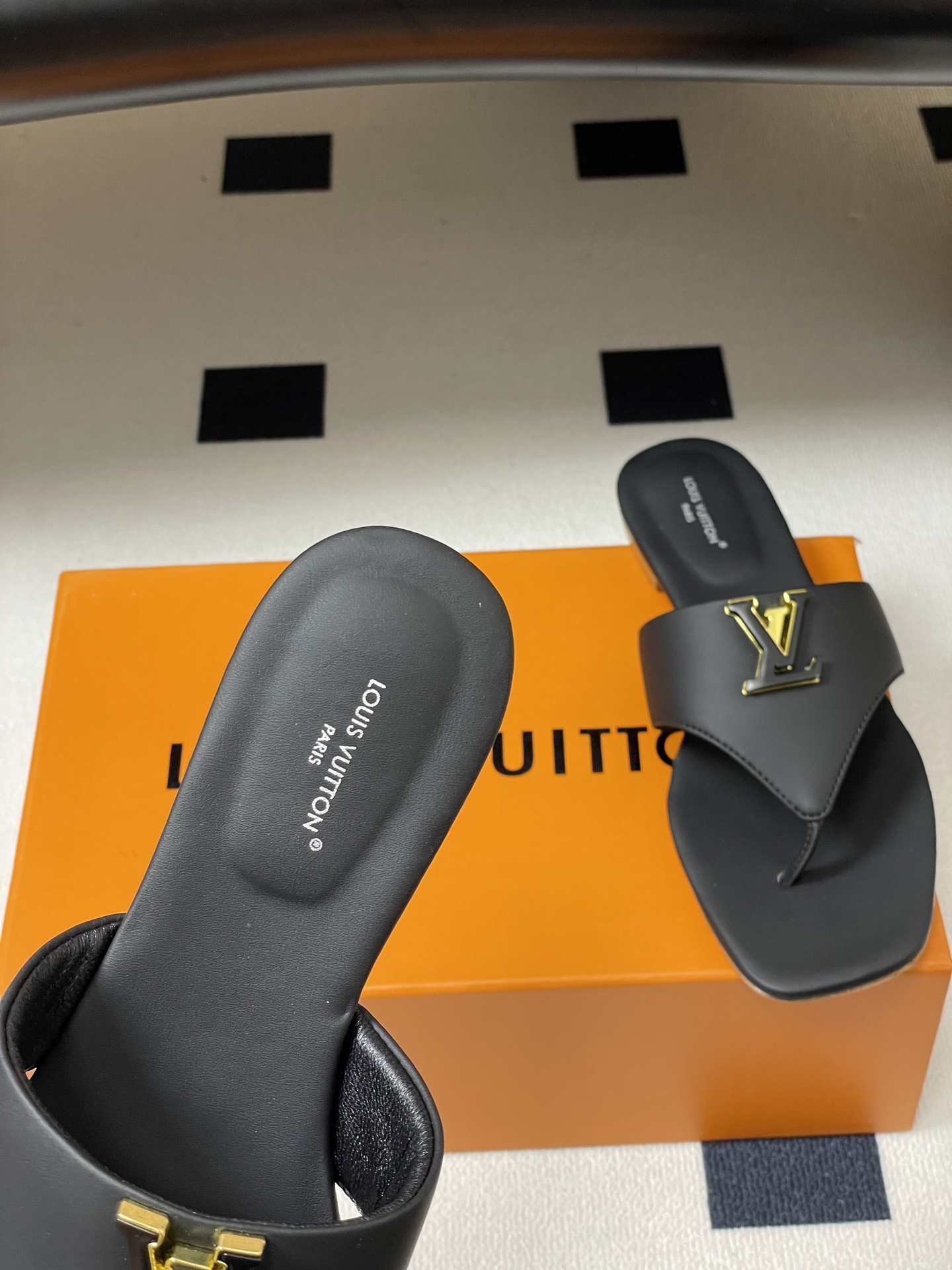 26ss春夏新款 LOUIS VUITTON 路易威登 LV 经典字母扣夹趾人字拖鞋夹脚凉拖鞋LV这款方 26ss春夏新款 LOUIS VUITTON 路易威登 LV 经典字母扣夹趾人字拖鞋夹脚凉拖鞋LV这款方