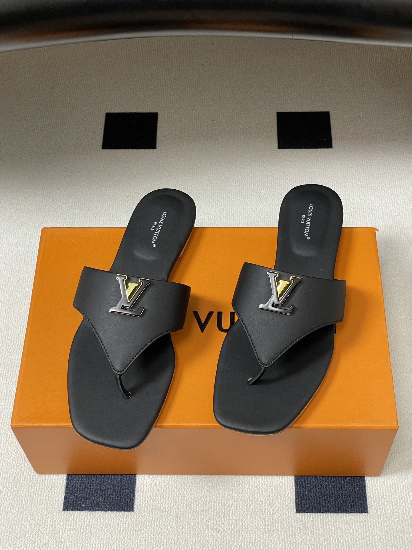 26ss春夏新款 LOUIS VUITTON 路易威登 LV 经典字母扣夹趾人字拖鞋夹脚凉拖鞋LV这款方 26ss春夏新款 LOUIS VUITTON 路易威登 LV 经典字母扣夹趾人字拖鞋夹脚凉拖鞋LV这款方