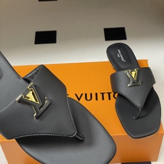 26ss春夏新款 LOUIS VUITTON 路易威登 LV 经典字母扣夹趾人字拖鞋夹脚凉拖鞋LV这款方 26ss春夏新款 LOUIS VUITTON 路易威登 LV 经典字母扣夹趾人字拖鞋夹脚凉拖鞋LV这款方