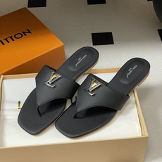 26ss春夏新款 LOUIS VUITTON 路易威登 LV 经典字母扣夹趾人字拖鞋夹脚凉拖鞋LV这款方 26ss春夏新款 LOUIS VUITTON 路易威登 LV 经典字母扣夹趾人字拖鞋夹脚凉拖鞋LV这款方