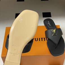 26ss春夏新款 LOUIS VUITTON 路易威登 LV 经典字母扣夹趾人字拖鞋夹脚凉拖鞋LV这款方 26ss春夏新款 LOUIS VUITTON 路易威登 LV 经典字母扣夹趾人字拖鞋夹脚凉拖鞋LV这款方