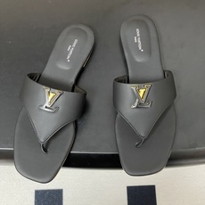 26ss春夏新款 LOUIS VUITTON 路易威登 LV 经典字母扣夹趾人字拖鞋夹脚凉拖鞋LV这款方 26ss春夏新款 LOUIS VUITTON 路易威登 LV 经典字母扣夹趾人字拖鞋夹脚凉拖鞋LV这款方