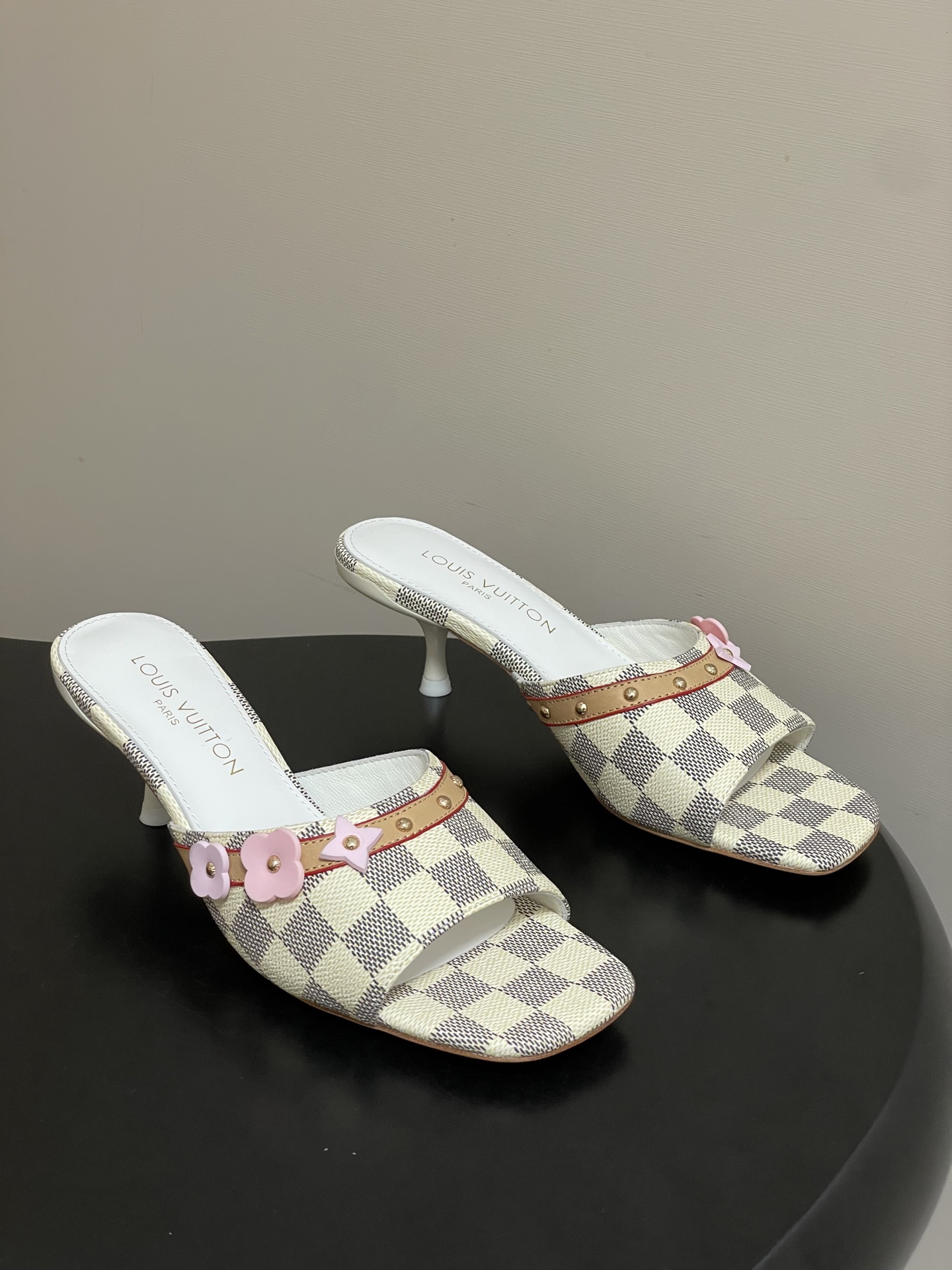 26ss夏季新款 LOUIS VUITTON 路易威登 Lv L经典棋盘格樱花平底一字带凉拖鞋 小猫跟凉