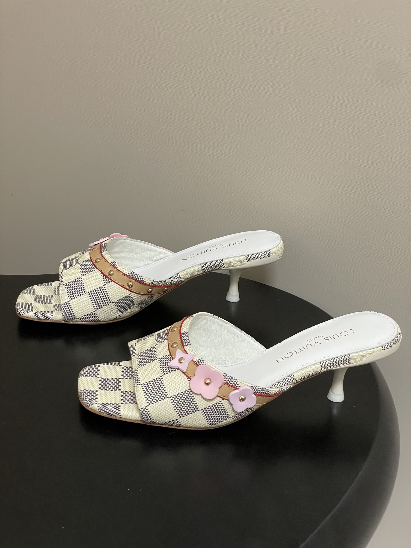 26ss夏季新款 LOUIS VUITTON 路易威登 Lv L经典棋盘格樱花平底一字带凉拖鞋 小猫跟凉 26ss夏季新款 LOUIS VUITTON 路易威登 Lv L经典棋盘格樱花平底一字带凉拖鞋 小猫跟凉