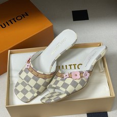 26ss夏季新款 LOUIS VUITTON 路易威登 Lv L经典棋盘格樱花平底一字带凉拖鞋 小猫跟凉 26ss夏季新款 LOUIS VUITTON 路易威登 Lv L经典棋盘格樱花平底一字带凉拖鞋 小猫跟凉