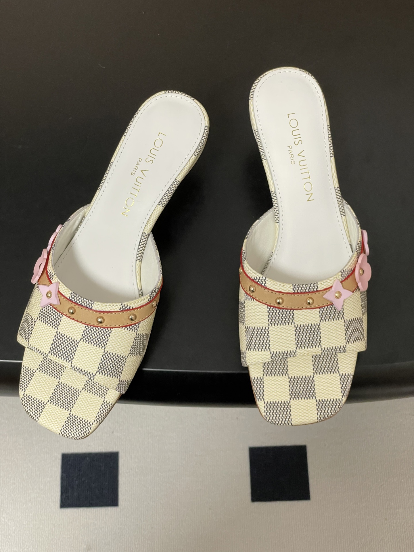 26ss夏季新款 LOUIS VUITTON 路易威登 Lv L经典棋盘格樱花平底一字带凉拖鞋 小猫跟凉 26ss夏季新款 LOUIS VUITTON 路易威登 Lv L经典棋盘格樱花平底一字带凉拖鞋 小猫跟凉