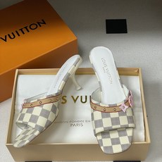 26ss夏季新款 LOUIS VUITTON 路易威登 Lv L经典棋盘格樱花平底一字带凉拖鞋 小猫跟凉 26ss夏季新款 LOUIS VUITTON 路易威登 Lv L经典棋盘格樱花平底一字带凉拖鞋 小猫跟凉