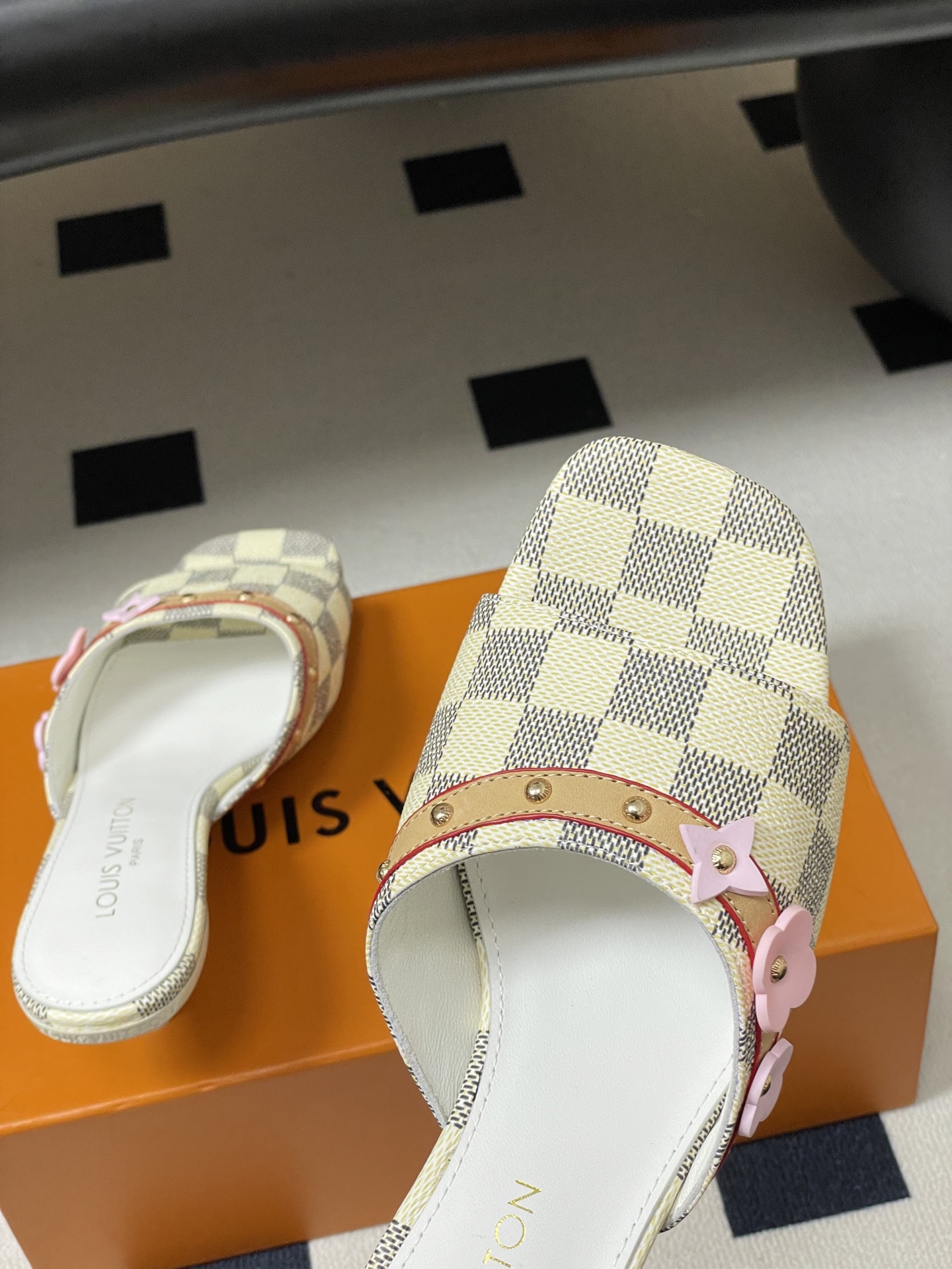 26ss夏季新款 LOUIS VUITTON 路易威登 Lv L经典棋盘格樱花平底一字带凉拖鞋 小猫跟凉 26ss夏季新款 LOUIS VUITTON 路易威登 Lv L经典棋盘格樱花平底一字带凉拖鞋 小猫跟凉