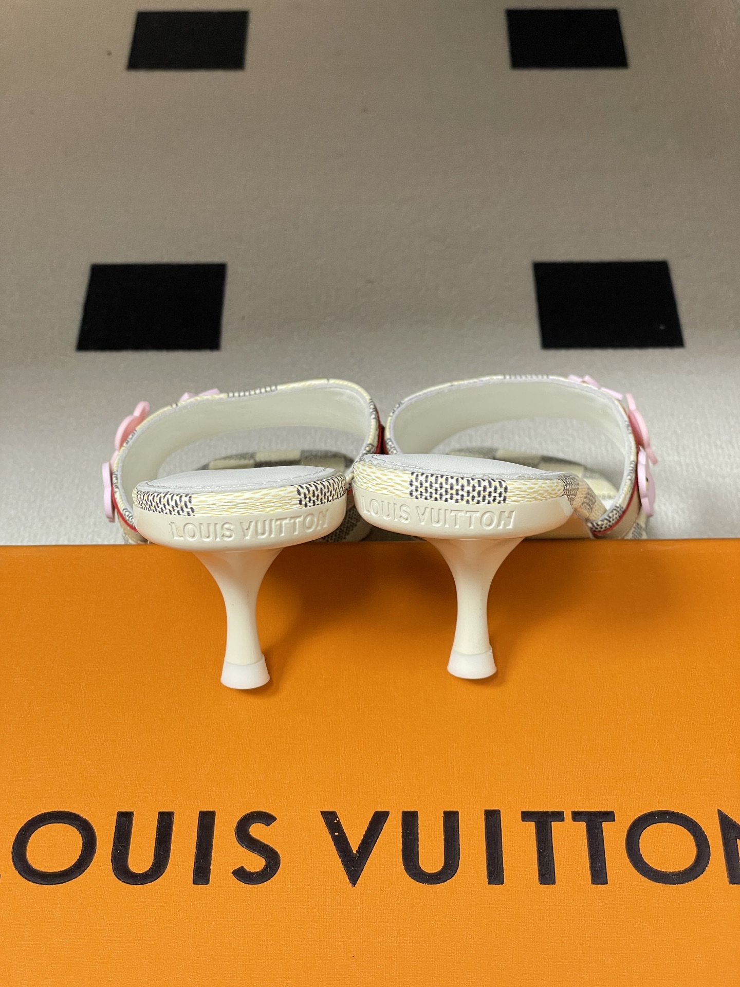 26ss夏季新款 LOUIS VUITTON 路易威登 Lv L经典棋盘格樱花平底一字带凉拖鞋 小猫跟凉 26ss夏季新款 LOUIS VUITTON 路易威登 Lv L经典棋盘格樱花平底一字带凉拖鞋 小猫跟凉
