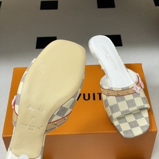 26ss夏季新款 LOUIS VUITTON 路易威登 Lv L经典棋盘格樱花平底一字带凉拖鞋 小猫跟凉 26ss夏季新款 LOUIS VUITTON 路易威登 Lv L经典棋盘格樱花平底一字带凉拖鞋 小猫跟凉