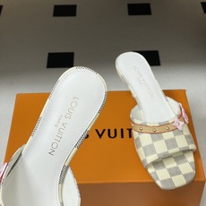 26ss夏季新款 LOUIS VUITTON 路易威登 Lv L经典棋盘格樱花平底一字带凉拖鞋 小猫跟凉 26ss夏季新款 LOUIS VUITTON 路易威登 Lv L经典棋盘格樱花平底一字带凉拖鞋 小猫跟凉