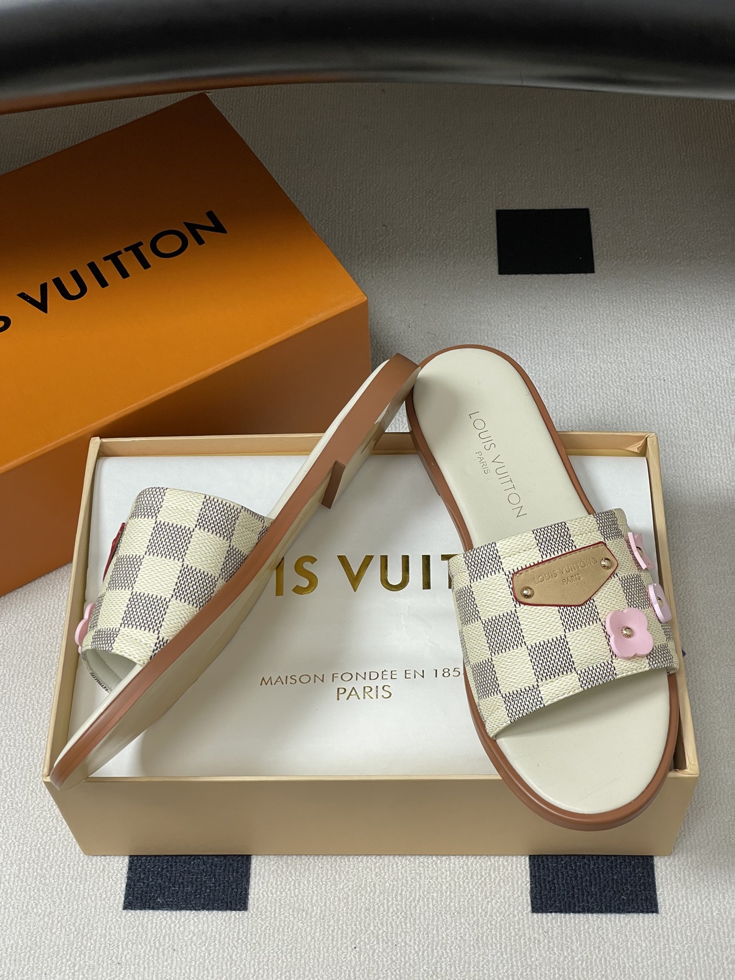 26ss夏季新款 LOUIS VUITTON 路易威登 Lv L经典棋盘格樱花平底一字带凉拖鞋 小猫跟凉 26ss夏季新款 LOUIS VUITTON 路易威登 Lv L经典棋盘格樱花平底一字带凉拖鞋 小猫跟凉