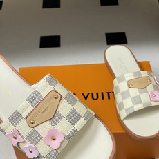 26ss夏季新款 LOUIS VUITTON 路易威登 Lv L经典棋盘格樱花平底一字带凉拖鞋 小猫跟凉 26ss夏季新款 LOUIS VUITTON 路易威登 Lv L经典棋盘格樱花平底一字带凉拖鞋 小猫跟凉
